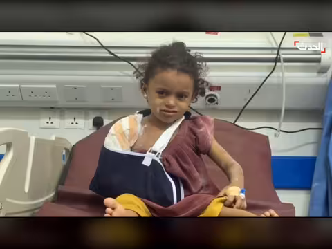 الحوثيون يستهدفون المخا بالصواريخ والمسيرات ويصيبون عشرات المدنيين