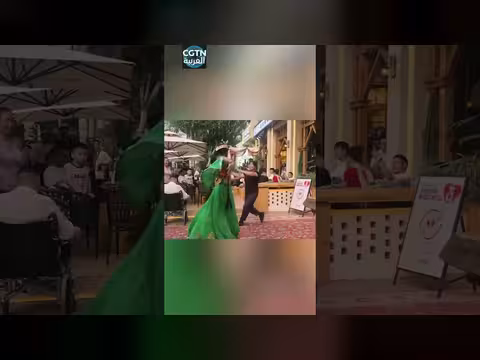 رقصة عفوية تضفي سحرا على المكان