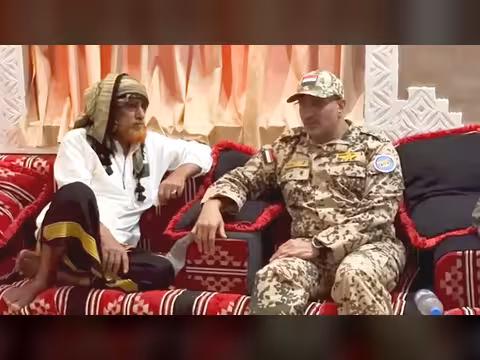 الفريق طارق صالح يعزي أسرة الشهيد يحيى وحيش