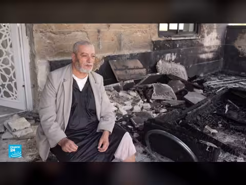 مستوطنون يحرقون مسجدين في الضفة الغربية