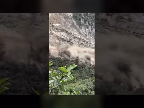 انهيار أرضي ضخم في نيبال يودي بحياة 21 شخصاً