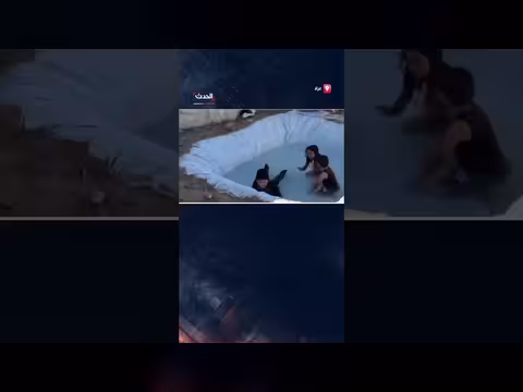 أطفال نازحون في غزة يسبحون في برك يدوية