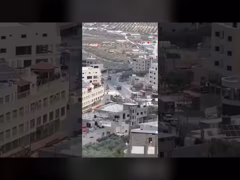 مدرعة إسرائيلية تهاجم مركبات فلسطينية