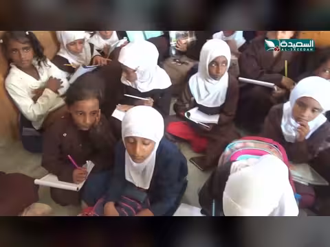 بلا مقاعد ولا فصول.. أطفال لحج يدرسون على الأرض