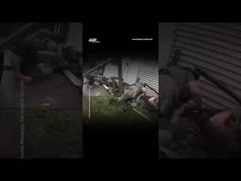 انهيار سطح خشبي تحت أقدام عناصر الشرطة الأمريكية