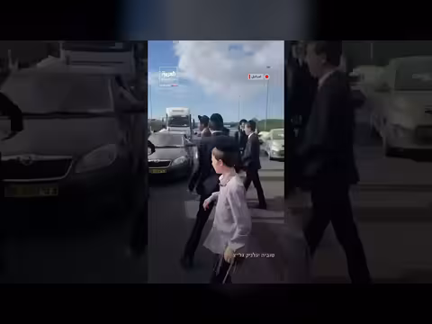 الحريديم يغلقون شارع 4 وسط إسرائيل احتجاجاً على تجنيد المتدينين