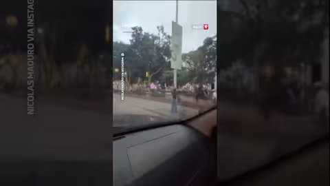 مادورو يقود سيارته في كاراكاس ويُظهر الحياة طبيعية