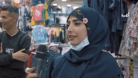 شاب يواجه والده في محل تجاري.. خلافات مالية وتصعيد أمام الملأ!