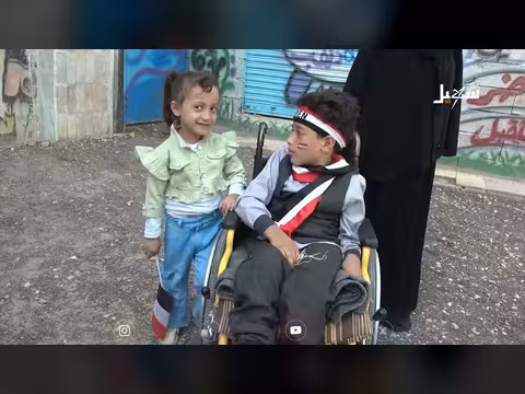 طفلة تقود شقيقها المعاق إلى مدرسته يوميا