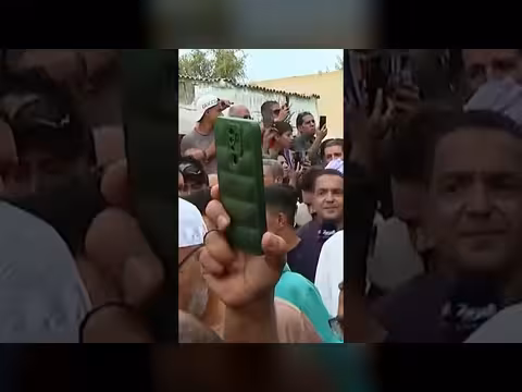 الحزن يخيم على الجميع ووالدها عاجز عن الوقوف من شدة الألم