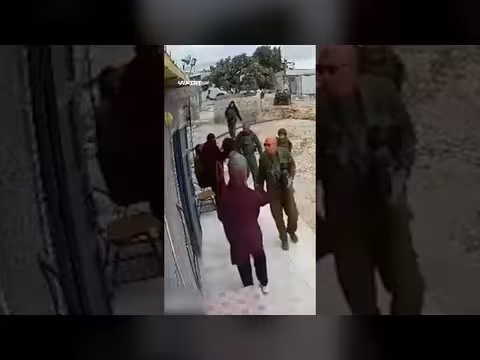 جنود الاحتلال الإسرائيلي يعتدون على أسرة فلسطينية في خربة غوين