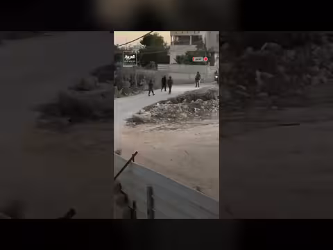 جنود إسرائيليون يحتجزون شاباً فلسطينياً ويهددونه بالسلاح جنوب الخليل