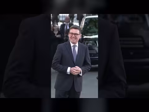 رئيس الوزراء البريطاني يبدأ العمل من مقر جديد