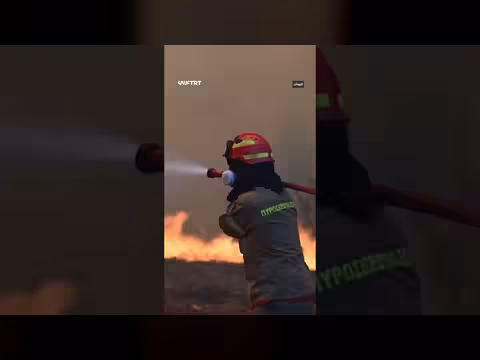 الرياح القوية تؤجج حرائق الغابات غرب أثينا
