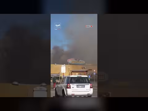 قناة العربية تناقل خبر حريق في مركز تجاري