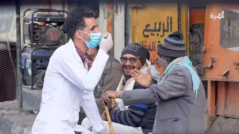 مقلب دكتور في الشارع.. كيلو موز وزيتون وصفة علاج!