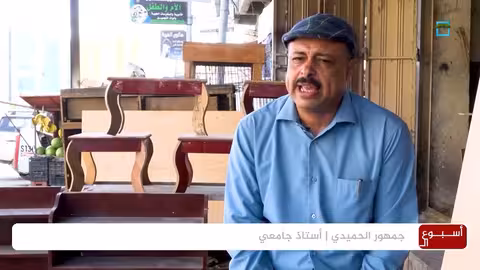 الظروف الاقتصادية تدفع أستاذا جامعيا للعمل في النجارة بتعز