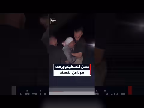 مُسن فلسطيني زحف هرباً من قصف إسرائيلي في غزة