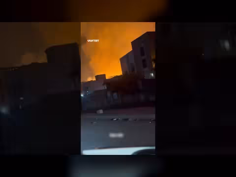 حريق هائل يلتهم مصنعاً للكرتون