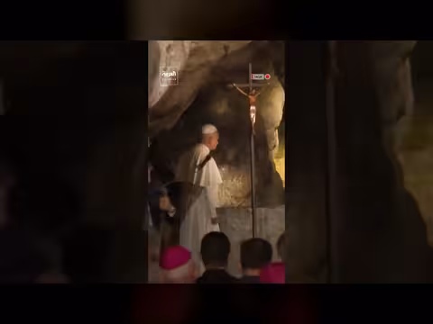 البابا فرنسيس يؤدي صلاة من أجل السلام في مغارة الظهورات